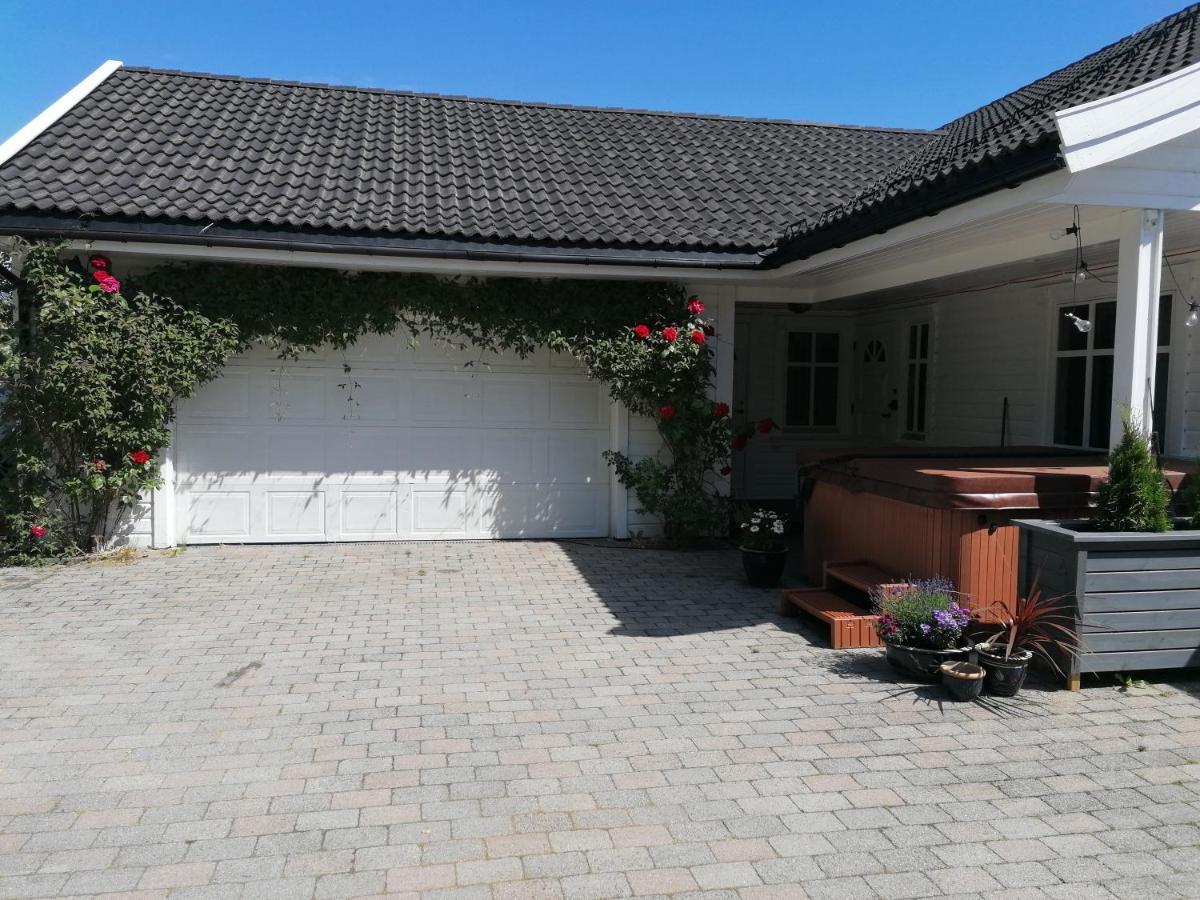 Family House Close To The Hébergement de vacances Mosterhamn